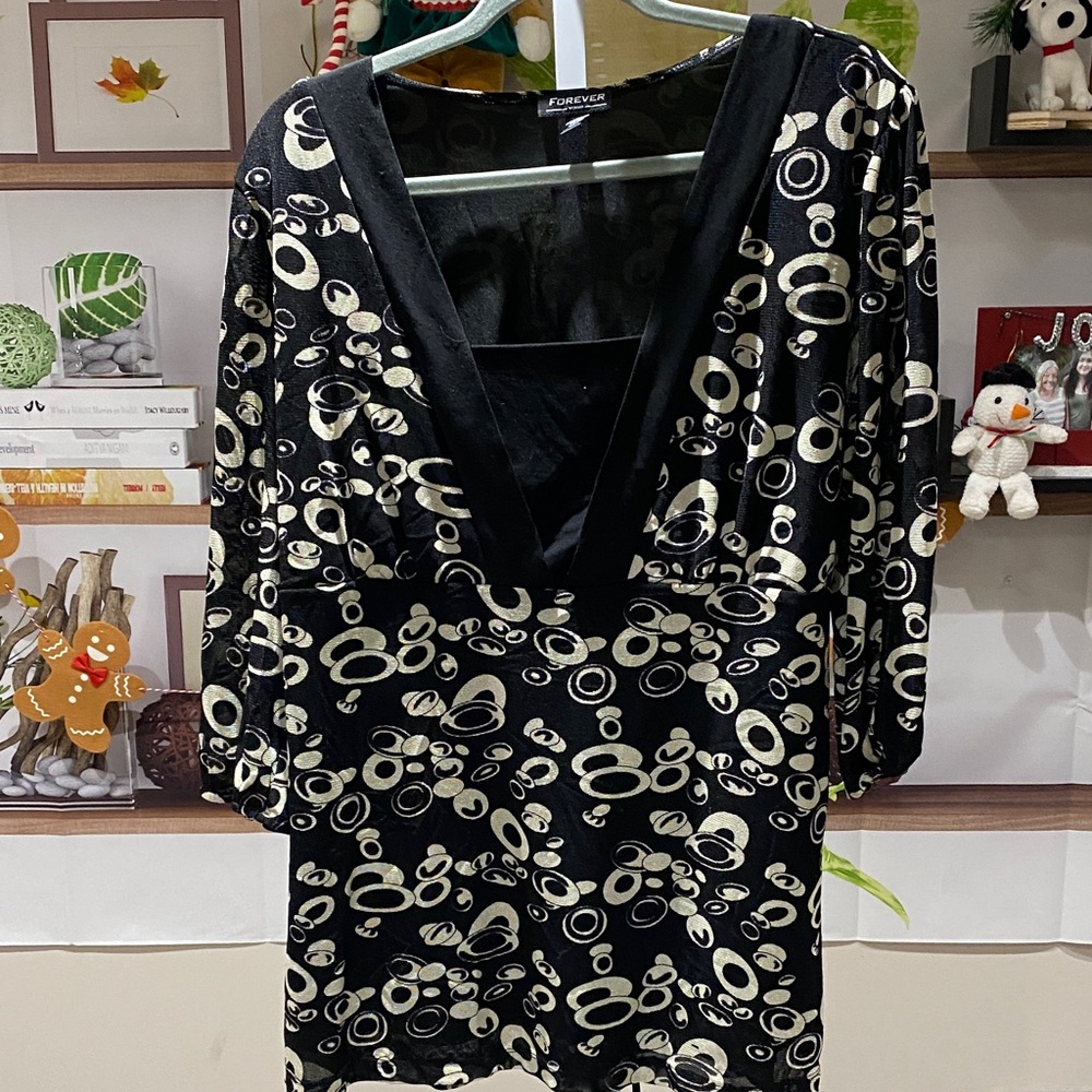 Chic Black and cream Long Sleeve Top says 3 X but runs very small. 23 Ptp.